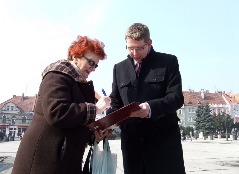 Zdjęcie w galerii na portalu naszwodzislaw.com: 800 podpisów w sprawie bezpłatnej A1 wiadomości z regionu