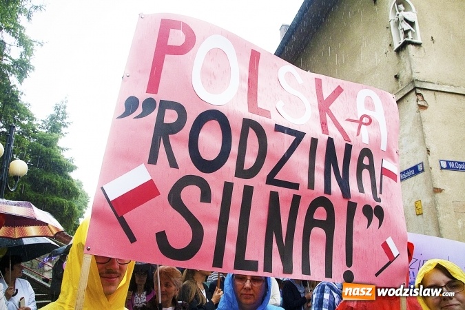 Zdjęcie w galerii na portalu naszwodzislaw.com: Polska rodziną silna! Marsz dla Życia i Rodziny przeszedł ulicami Wodzisławia  wiadomości z regionu