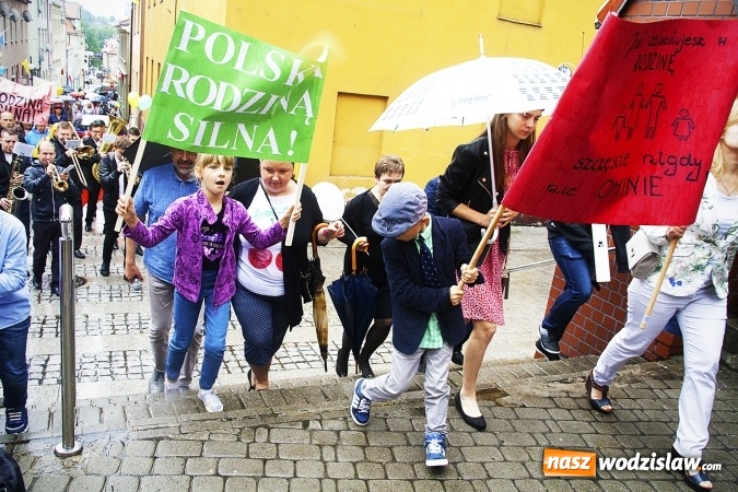 Zdjęcie w galerii na portalu naszwodzislaw.com: Polska rodziną silna! Marsz dla Życia i Rodziny przeszedł ulicami Wodzisławia  wiadomości z regionu