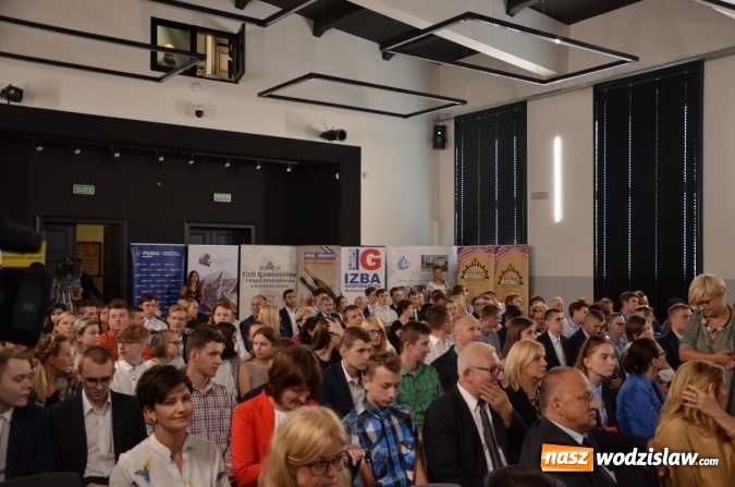 Zdjęcie w galerii na portalu naszwodzislaw.com: Gala Powiat i biznes. Uhonorowano uczniów i przedsiębiorców wiadomości z regionu