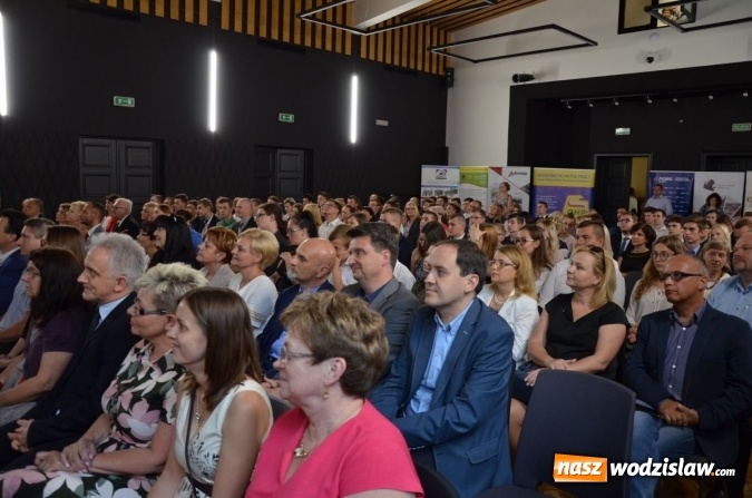 Zdjęcie w galerii na portalu naszwodzislaw.com: Gala Powiat i biznes. Uhonorowano uczniów i przedsiębiorców wiadomości z regionu