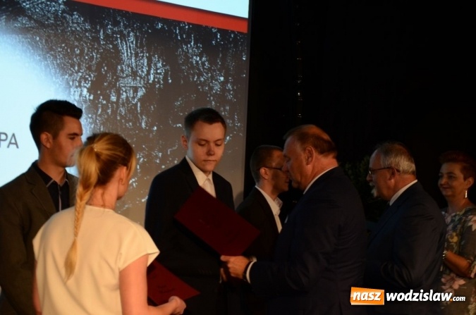 Zdjęcie w galerii na portalu naszwodzislaw.com: Gala Powiat i biznes. Uhonorowano uczniów i przedsiębiorców wiadomości z regionu