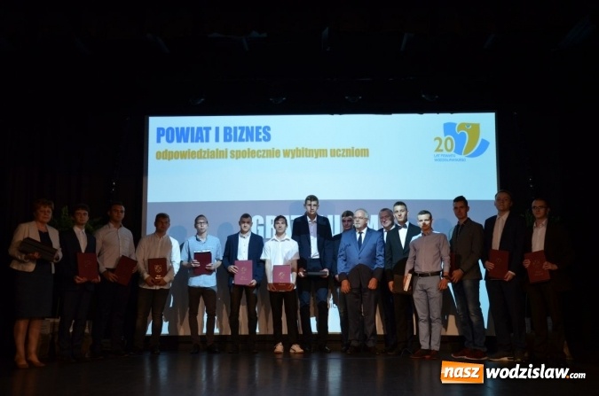 Zdjęcie w galerii na portalu naszwodzislaw.com: Gala Powiat i biznes. Uhonorowano uczniów i przedsiębiorców wiadomości z regionu