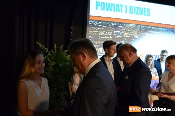 Zdjęcie w galerii na portalu naszwodzislaw.com: Gala Powiat i biznes. Uhonorowano uczniów i przedsiębiorców wiadomości z regionu