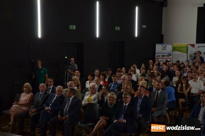 Zdjęcie w galerii na portalu naszwodzislaw.com: Gala Powiat i biznes. Uhonorowano uczniów i przedsiębiorców wiadomości z regionu