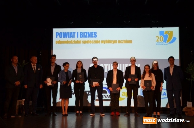 Zdjęcie w galerii na portalu naszwodzislaw.com: Gala Powiat i biznes. Uhonorowano uczniów i przedsiębiorców wiadomości z regionu