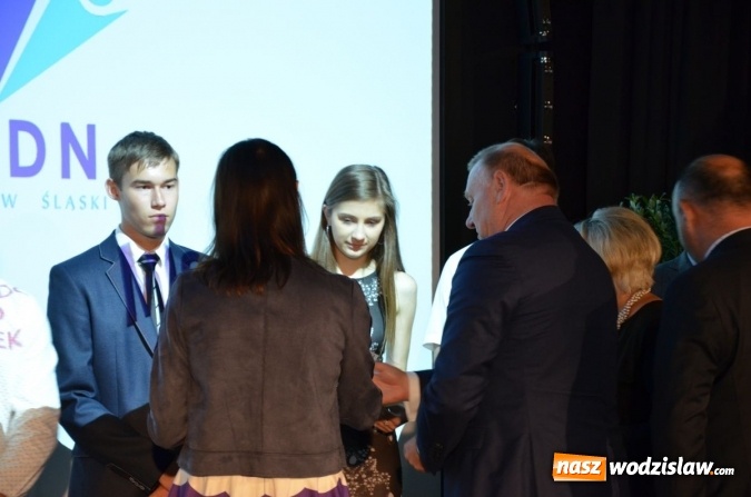 Zdjęcie w galerii na portalu naszwodzislaw.com: Gala Powiat i biznes. Uhonorowano uczniów i przedsiębiorców wiadomości z regionu