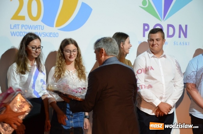 Zdjęcie w galerii na portalu naszwodzislaw.com: Gala Powiat i biznes. Uhonorowano uczniów i przedsiębiorców wiadomości z regionu