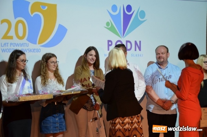 Zdjęcie w galerii na portalu naszwodzislaw.com: Gala Powiat i biznes. Uhonorowano uczniów i przedsiębiorców wiadomości z regionu