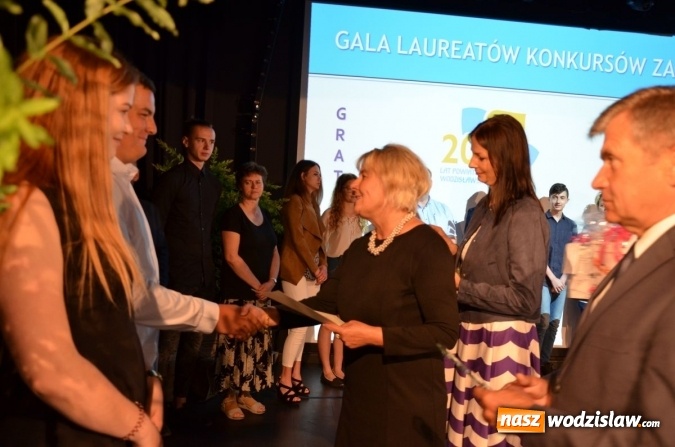 Zdjęcie w galerii na portalu naszwodzislaw.com: Gala Powiat i biznes. Uhonorowano uczniów i przedsiębiorców wiadomości z regionu