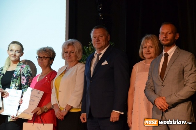 Zdjęcie w galerii na portalu naszwodzislaw.com: Gala Powiat i biznes. Uhonorowano uczniów i przedsiębiorców wiadomości z regionu