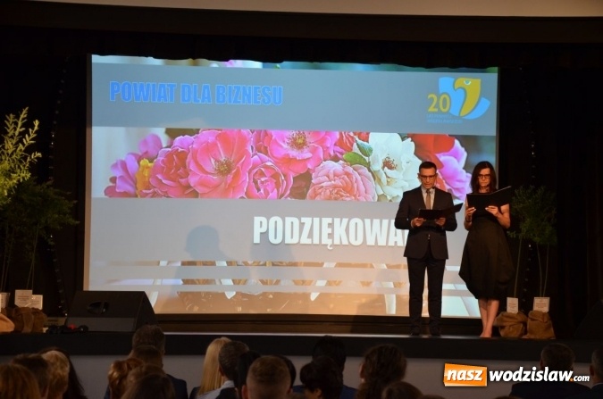 Zdjęcie w galerii na portalu naszwodzislaw.com: Gala Powiat i biznes. Uhonorowano uczniów i przedsiębiorców wiadomości z regionu