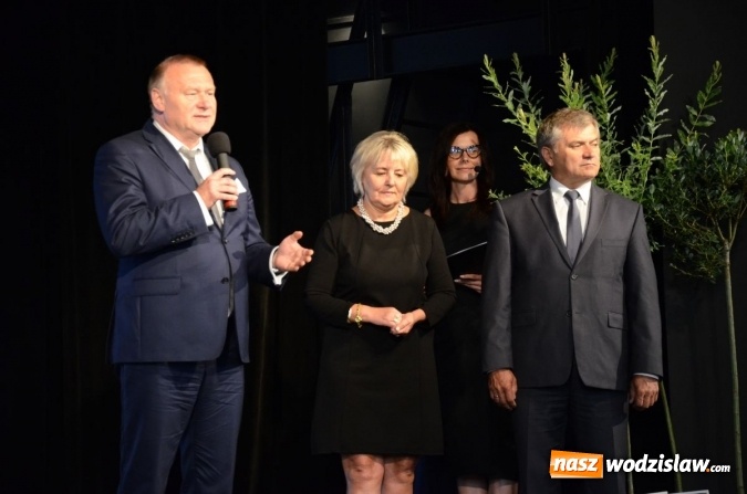Zdjęcie w galerii na portalu naszwodzislaw.com: Gala Powiat i biznes. Uhonorowano uczniów i przedsiębiorców wiadomości z regionu