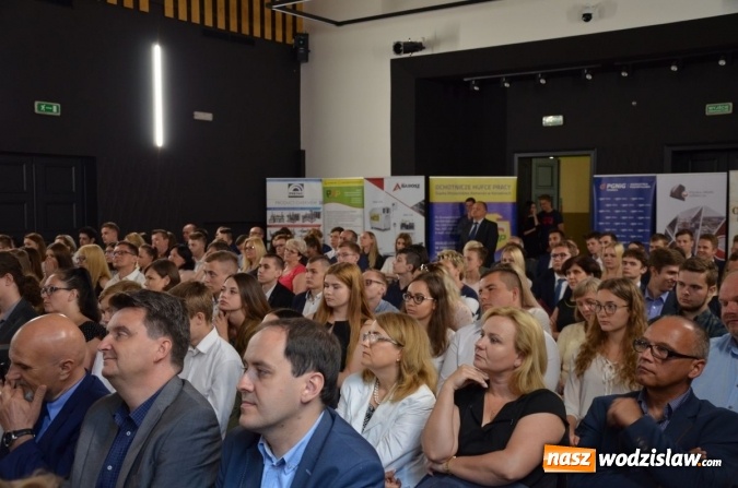 Zdjęcie w galerii na portalu naszwodzislaw.com: Gala Powiat i biznes. Uhonorowano uczniów i przedsiębiorców wiadomości z regionu