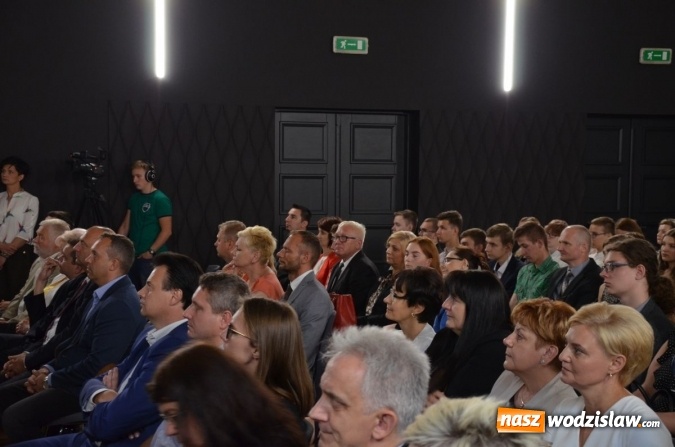 Zdjęcie w galerii na portalu naszwodzislaw.com: Gala Powiat i biznes. Uhonorowano uczniów i przedsiębiorców wiadomości z regionu