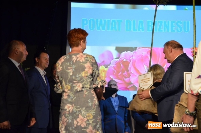 Zdjęcie w galerii na portalu naszwodzislaw.com: Gala Powiat i biznes. Uhonorowano uczniów i przedsiębiorców wiadomości z regionu