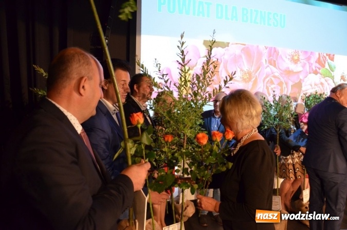 Zdjęcie w galerii na portalu naszwodzislaw.com: Gala Powiat i biznes. Uhonorowano uczniów i przedsiębiorców wiadomości z regionu