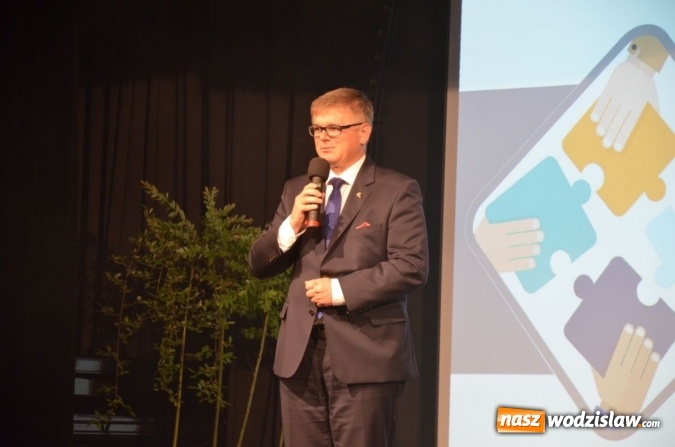 Zdjęcie w galerii na portalu naszwodzislaw.com: Gala Powiat i biznes. Uhonorowano uczniów i przedsiębiorców wiadomości z regionu