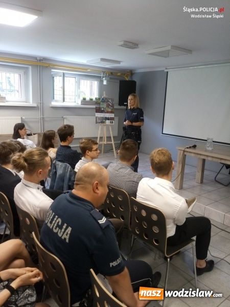 Zdjęcie w galerii na portalu naszwodzislaw.com: Policjanci namawiali do życia bez uzależnień wiadomości z regionu