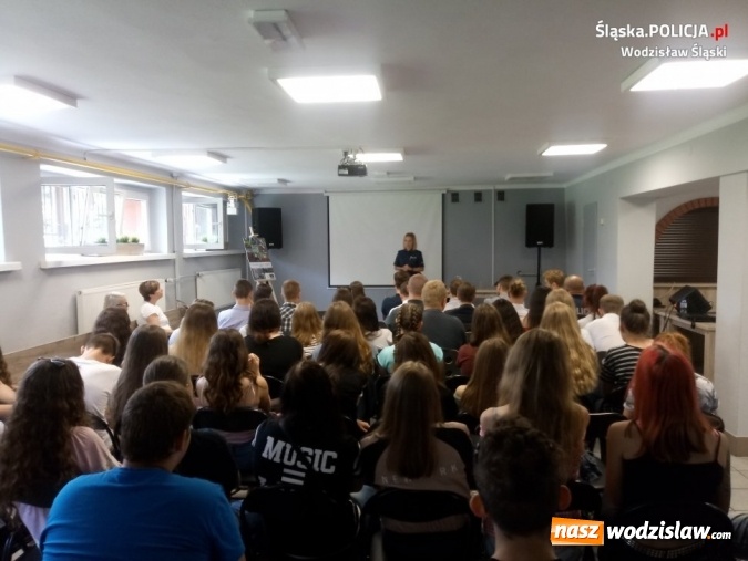 Zdjęcie w galerii na portalu naszwodzislaw.com: Policjanci namawiali do życia bez uzależnień wiadomości z regionu