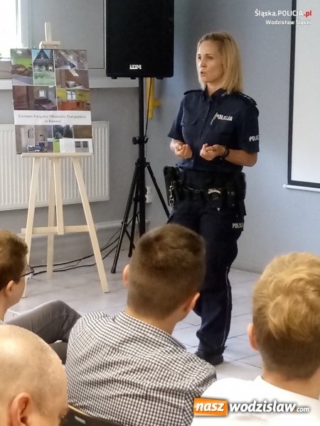 Zdjęcie w galerii na portalu naszwodzislaw.com: Policjanci namawiali do życia bez uzależnień wiadomości z regionu