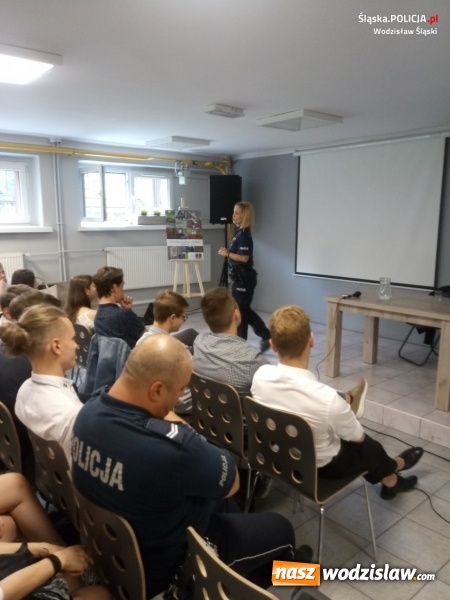 Zdjęcie w galerii na portalu naszwodzislaw.com: Policjanci namawiali do życia bez uzależnień wiadomości z regionu