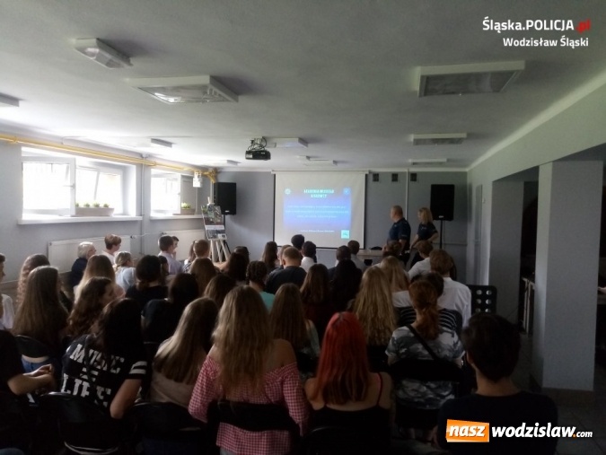 Zdjęcie w galerii na portalu naszwodzislaw.com: Policjanci namawiali do życia bez uzależnień wiadomości z regionu