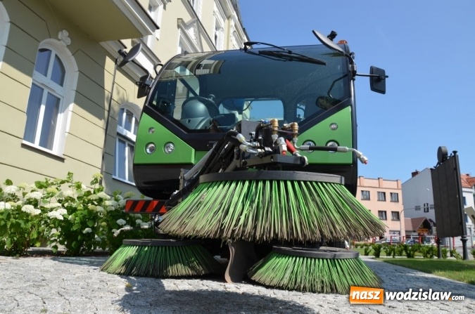 Zdjęcie w galerii na portalu naszwodzislaw.com: Kompaktowa zamiatarka w posiadaniu Powiatowego Zarządu Dróg wiadomości z regionu