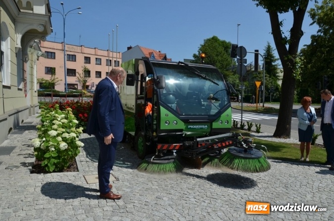 Zdjęcie w galerii na portalu naszwodzislaw.com: Kompaktowa zamiatarka w posiadaniu Powiatowego Zarządu Dróg wiadomości z regionu