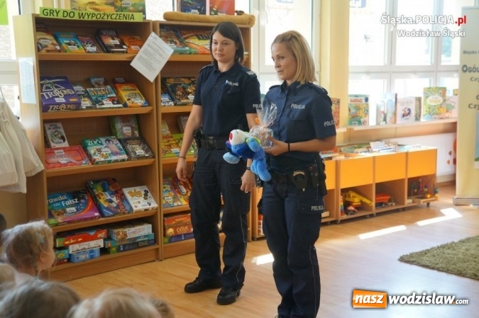 Zdjęcie w galerii na portalu naszwodzislaw.com: Dzielnicowi czytali dzieciom bajki wiadomości z regionu