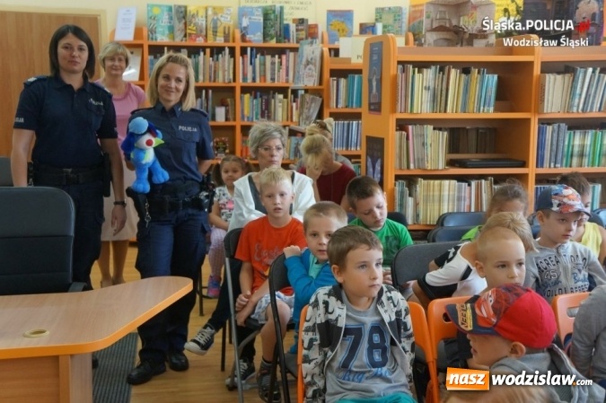 Zdjęcie w galerii na portalu naszwodzislaw.com: Dzielnicowi czytali dzieciom bajki wiadomości z regionu