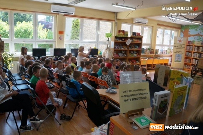 Zdjęcie w galerii na portalu naszwodzislaw.com: Dzielnicowi czytali dzieciom bajki wiadomości z regionu