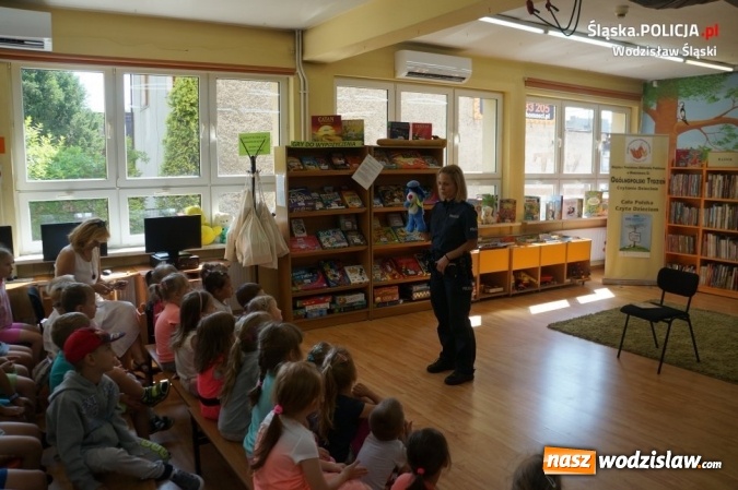Zdjęcie w galerii na portalu naszwodzislaw.com: Dzielnicowi czytali dzieciom bajki wiadomości z regionu