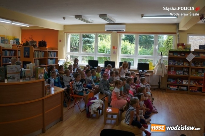 Zdjęcie w galerii na portalu naszwodzislaw.com: Dzielnicowi czytali dzieciom bajki wiadomości z regionu