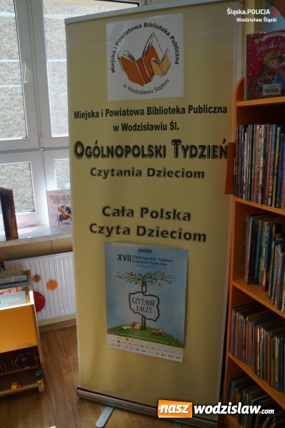 Zdjęcie w galerii na portalu naszwodzislaw.com: Dzielnicowi czytali dzieciom bajki wiadomości z regionu