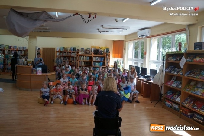 Zdjęcie w galerii na portalu naszwodzislaw.com: Dzielnicowi czytali dzieciom bajki wiadomości z regionu