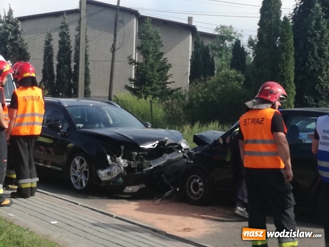 Zdjęcie w galerii na portalu naszwodzislaw.com: Na prostym odcinku drogi zjechała na przeciwny pas ruchu. Czołowe zderzenie w Pszowie wiadomości z regionu