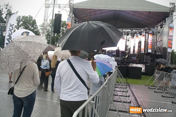 Zdjęcie w galerii na portalu naszwodzislaw.com: Deszczowy początek kolejnego dnia 49. Dni Wodzisławia Śląskiego. Za nami koncert grupy Tata Sławek oraz MIN t. ZDJĘCIA wiadomości z regionu