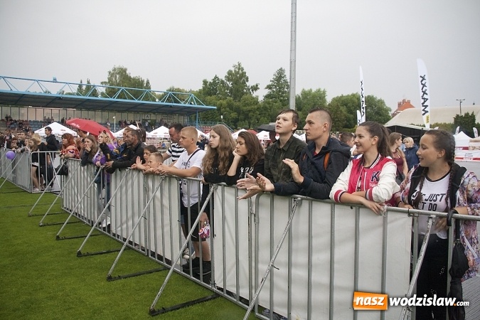 Zdjęcie w galerii na portalu naszwodzislaw.com: Deszczowy początek kolejnego dnia 49. Dni Wodzisławia Śląskiego. Za nami koncert grupy Tata Sławek oraz MIN t. ZDJĘCIA wiadomości z regionu