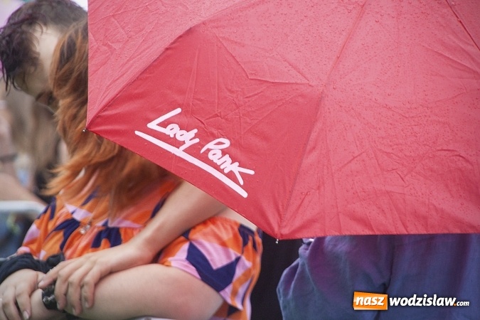 Zdjęcie w galerii na portalu naszwodzislaw.com: Deszczowy początek kolejnego dnia 49. Dni Wodzisławia Śląskiego. Za nami koncert grupy Tata Sławek oraz MIN t. ZDJĘCIA wiadomości z regionu