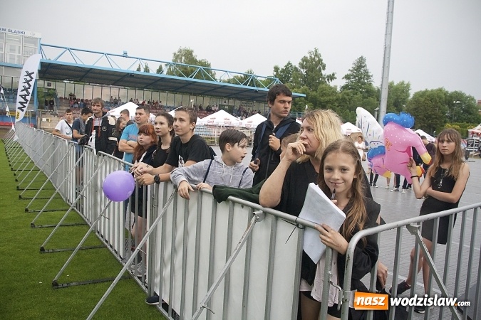Zdjęcie w galerii na portalu naszwodzislaw.com: Deszczowy początek kolejnego dnia 49. Dni Wodzisławia Śląskiego. Za nami koncert grupy Tata Sławek oraz MIN t. ZDJĘCIA wiadomości z regionu