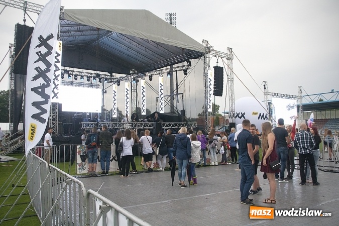 Zdjęcie w galerii na portalu naszwodzislaw.com: Deszczowy początek kolejnego dnia 49. Dni Wodzisławia Śląskiego. Za nami koncert grupy Tata Sławek oraz MIN t. ZDJĘCIA wiadomości z regionu