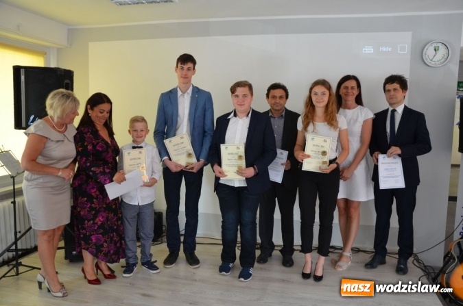 Zdjęcie w galerii na portalu naszwodzislaw.com: Laureaci konkursów wyróżnieni. Nagrody rozdane wiadomości z regionu