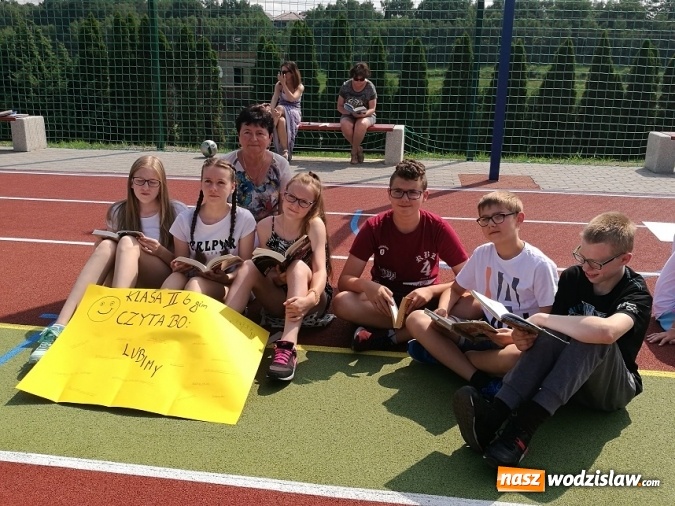 Zdjęcie w galerii na portalu naszwodzislaw.com: Mszana: Uczniowie zamanifestowanie, że czytają więcej, niż dorośli wiadomości z regionu