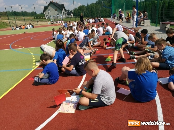 Zdjęcie w galerii na portalu naszwodzislaw.com: Mszana: Uczniowie zamanifestowanie, że czytają więcej, niż dorośli wiadomości z regionu