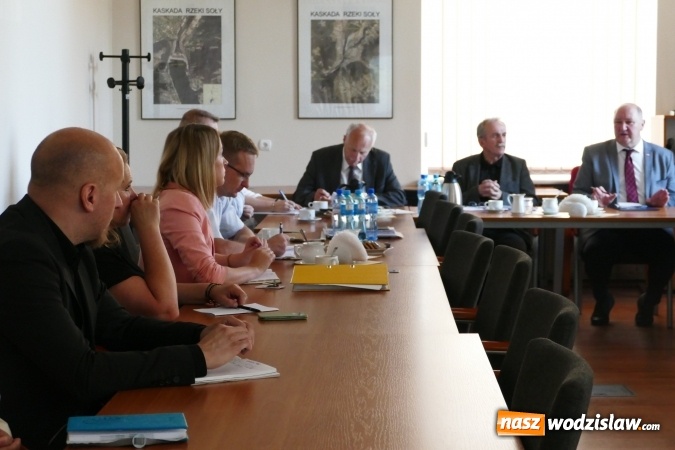 Zdjęcie w galerii na portalu naszwodzislaw.com: Wojewoda zobowiąże gminy do kontroli składowisk wiadomości z regionu
