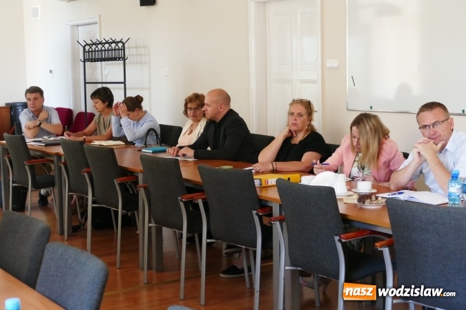 Zdjęcie w galerii na portalu naszwodzislaw.com: Wojewoda zobowiąże gminy do kontroli składowisk wiadomości z regionu