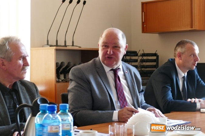 Zdjęcie w galerii na portalu naszwodzislaw.com: Wojewoda zobowiąże gminy do kontroli składowisk wiadomości z regionu