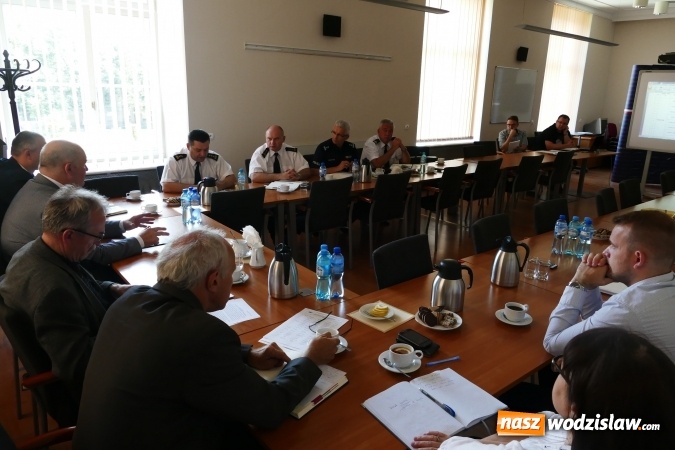 Zdjęcie w galerii na portalu naszwodzislaw.com: Wojewoda zobowiąże gminy do kontroli składowisk wiadomości z regionu