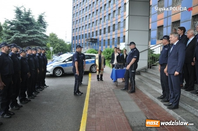 Zdjęcie w galerii na portalu naszwodzislaw.com: Wodzisławska policja otrzymała dwie toyoty z napędem hybrydowym wiadomości z regionu